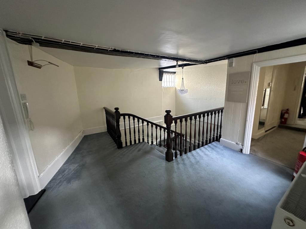 Lot: 51 - ATTRACTIVE PERIOD BUILDING IN TOWN CENTRE - Large open landing